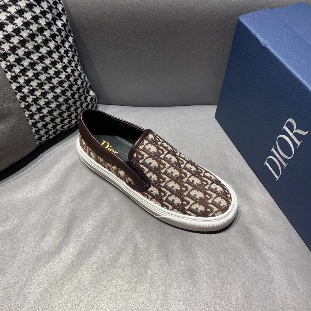 Men's men's shoes 💰360, Dior series casual shoes 👟🔥🕷🕷【Dior】Dior New casual men's shoes are launched in Hong Kong counters. Official website 1:1 production. Original Italian materials. Designed by European and American masters. Perfect shape to create counter quality, solid color rubber wear-resistant outsole and classic dazzling head! Super versatile and very comfortable. High-end without losing taste, fashionable and novel! ! Absolute focus! Code number: 38-45